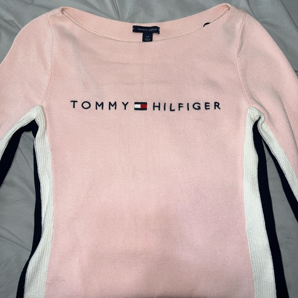 Wide neck, form fitting long sleeve, white & blue strips on the side, light pink